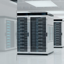 Ein Serverraum mit hellen Serverschränken