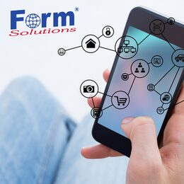 Hand mit Smartphone und einem Diagramm und dem Logo FormSolutions