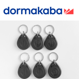RFID-Chips zur Zutrittskontrolle und das dormakaba-Logo