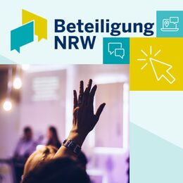 Logo "Beteilgung NRW" mit Sprechblasen, diversen Icons und Foto einer Prerson, die in einer Halle die Hand hebt.