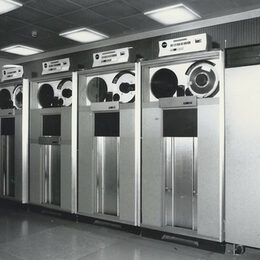 Bandmaschinen von IBM mit Magnetbändern auf großen Rollen